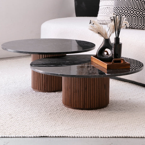 Le duo de tables basses gigognes naturel est l’alliance parfaite du bois et du marbre.