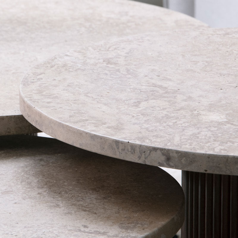 TRIO Tables basses en bois et travertin